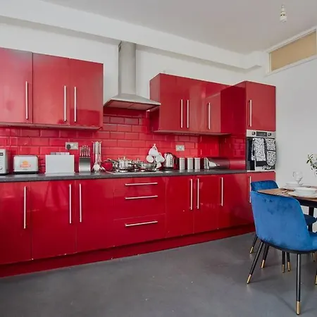 Sleek And Stylish Large Duplex In Leeds ليدز