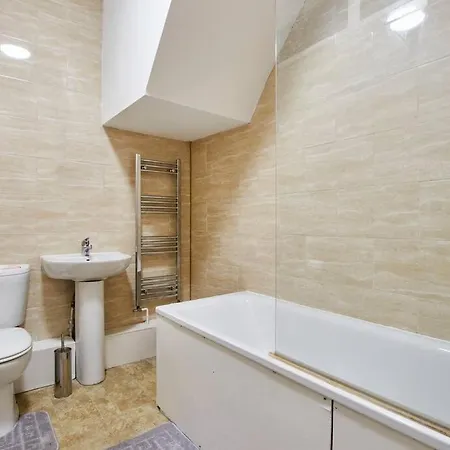 Sleek And Stylish Large Duplex In Leeds * ليدز