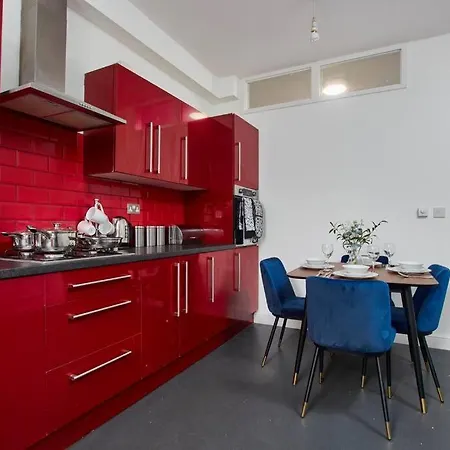 Sleek And Stylish Large Duplex In Leeds * ليدز